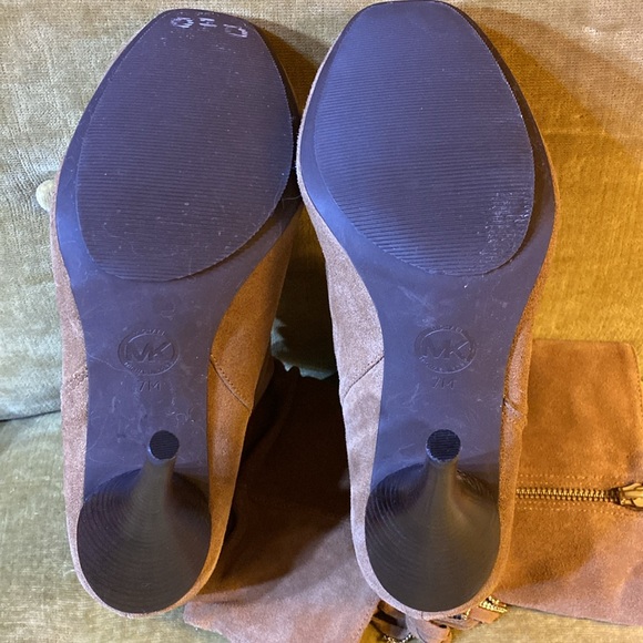 Michael Kors beige suede boots, zip on the outside, 5,5” heels - Picture 3 of 5